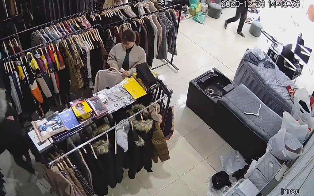 Lắp camera Dahua IPC-G26EP cho shop quần áo